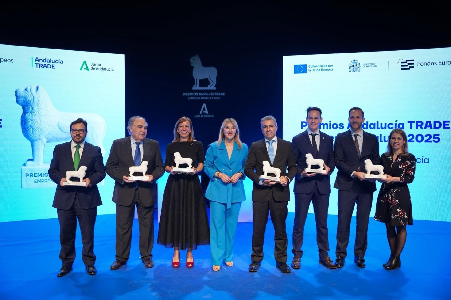 25/03/2026 Foto de familia de los galardonados con el Premio Trade Andalucía 2025..
Las seis empresas ganadoras de los Iº Premios Andalucía Trade a la Empresa Andaluza 2025 han recibido este miércoles sus galardones en un acto celebrado en el Teatro Central de Sevilla, ante más de 450 invitados del mundo empresarial andaluz: la cooperativa Dcoop, en la categoría de Trayectoria Empresarial; la compañía Pilatus Aircraft Ibérica, como proyecto inversor internacional, en la modalidad de Invest in Andalucía; la empresa Acesur (Aceites del Sur-Coosur), en la de Desarrollo Industrial; DHV Technology, en la categoría de Desarrollo Internacional; Biorizon Biotech, en la modalidad de Innovación y Transferencia de Conocimiento; y Cobiomic Bioscience, en la de Startup.
ECONOMIA
MARÍA JOSÉ LÓPEZ / EUROPA PRESS