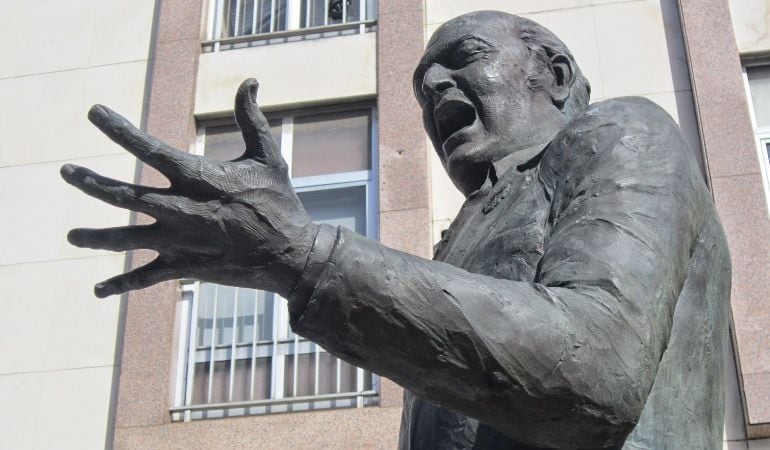 Monumento de Pepe Peregil en la Plaza Padre Jerónimo de Córdoba, donde se encuentra su taberna Quitapesares