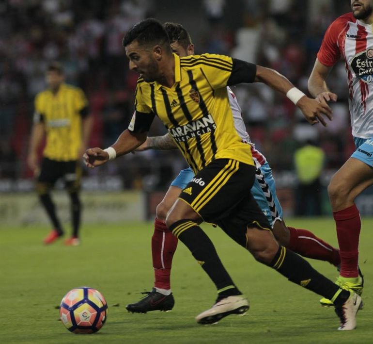 Ángel Rodriguez conduce un balón durante el encuentro disputado en Lugo