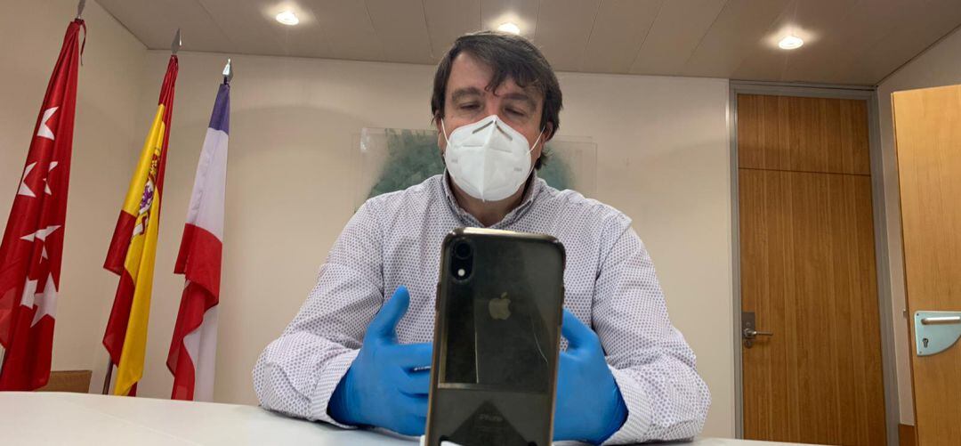 El alcalde de Tres Cantos, Jesús Moreno en una viodellamada