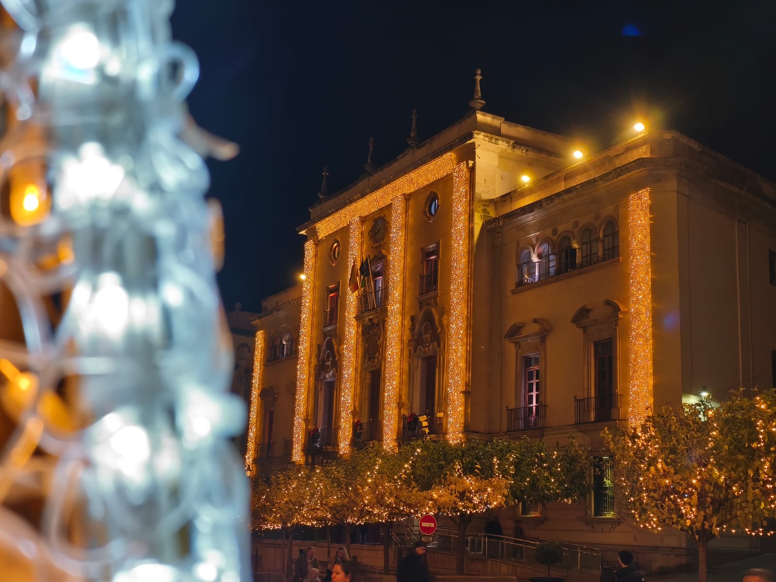 Fachada del Ayuntamiento de Jaén durante las fiestas navideñas.