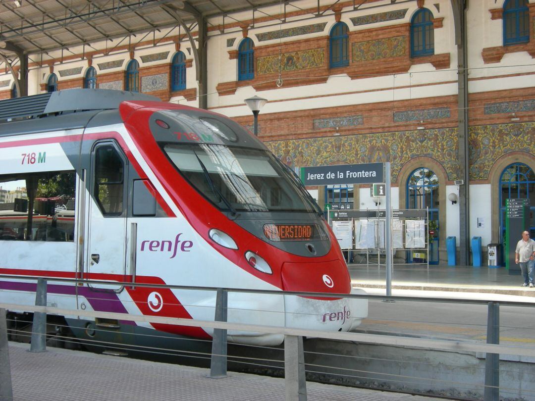 Tren cercanías hace entrada en la estación de Jerez