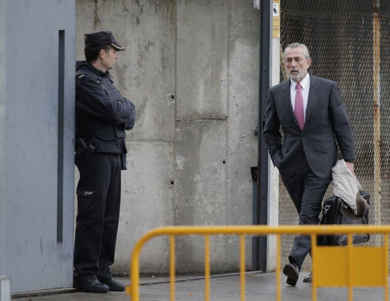El presunto cabecilla de la trama Gürtel, Francisco Correa, a su llegada a la sede de la Audiencia Nacional en San Fernando de Henares