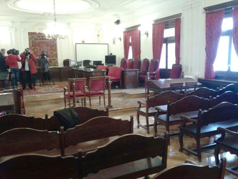 Sala de vistas de la Audiencia provincial preparada para el juicio por el Casco Carrasco