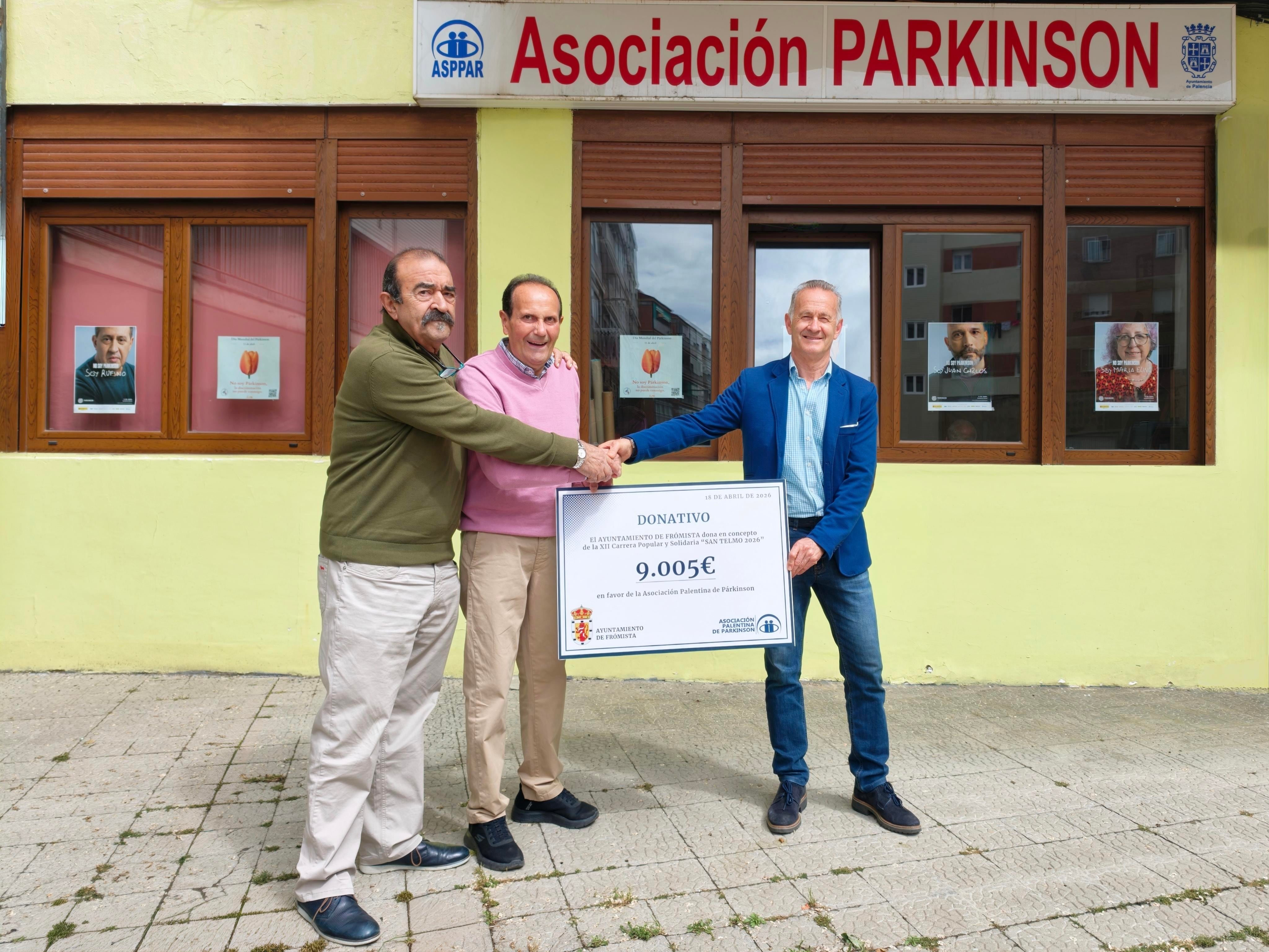 La Asociación Palentina de Párkinson recibe los 9.005 euros de recaudación récord de la XII Carrera Solidaria ‘San Telmo’ de Frómista
