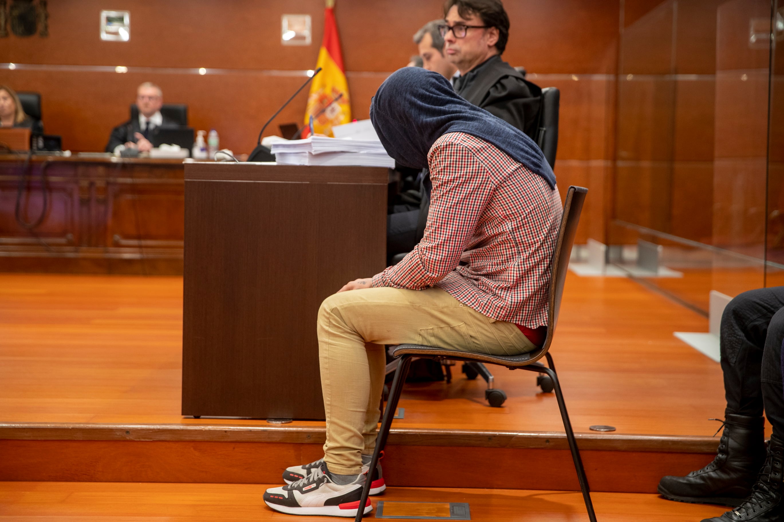 GRAFCAV7043. VITORIA, 12/04/2023.-La Audiencia Provincial de Álava ha comenzado este miércoles el juicio contra un joven que mató a otro en Vitoria con la elección de jurado y la declaración del acusado de asesinato con alevosía, para el que la Fiscalía de Álava pide la prisión permanente revisable. EFE/David Aguilar
