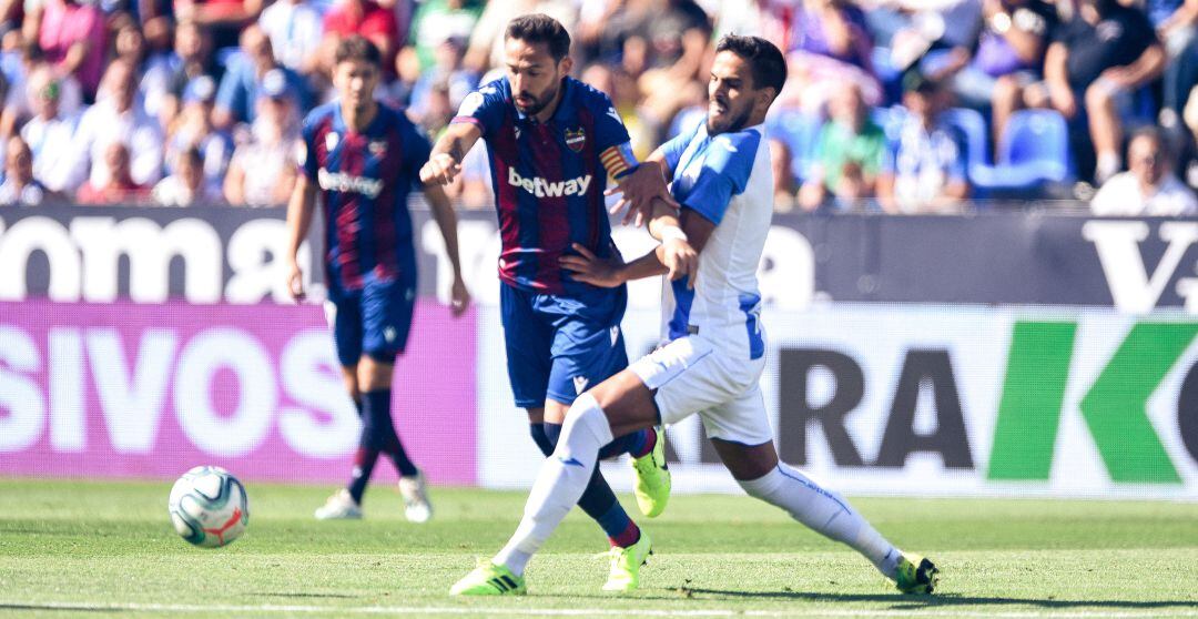 El parleño del Levante Morales y &#039;Recio&#039; del Leganés durante un lance de juego del encuentro de la primera vuelta disputado en Butarque.