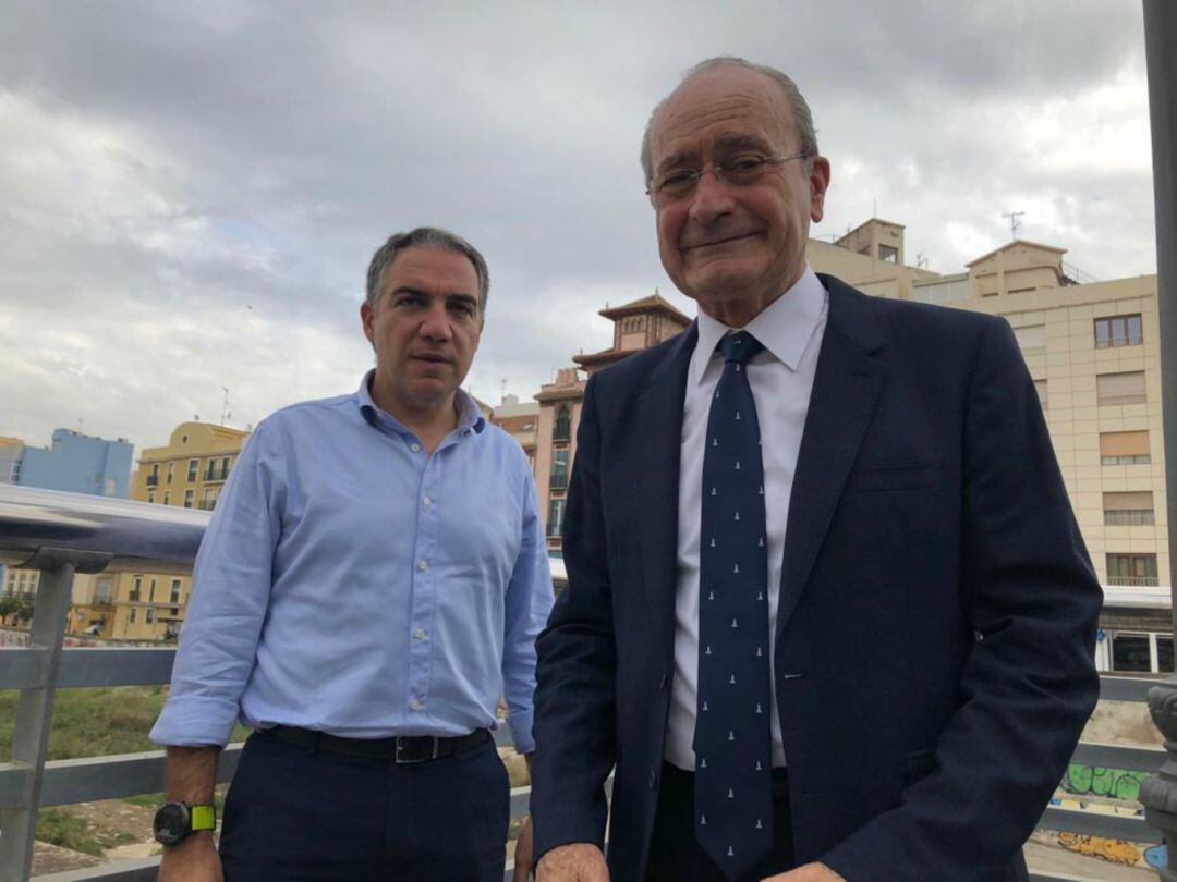 El alcalde de Málaga, Francisco de la Torre, y el presidente del PP, Elías Bendodo, durante la presentación de su compromiso electoral sobre el Guadalmedina con el río de fondo