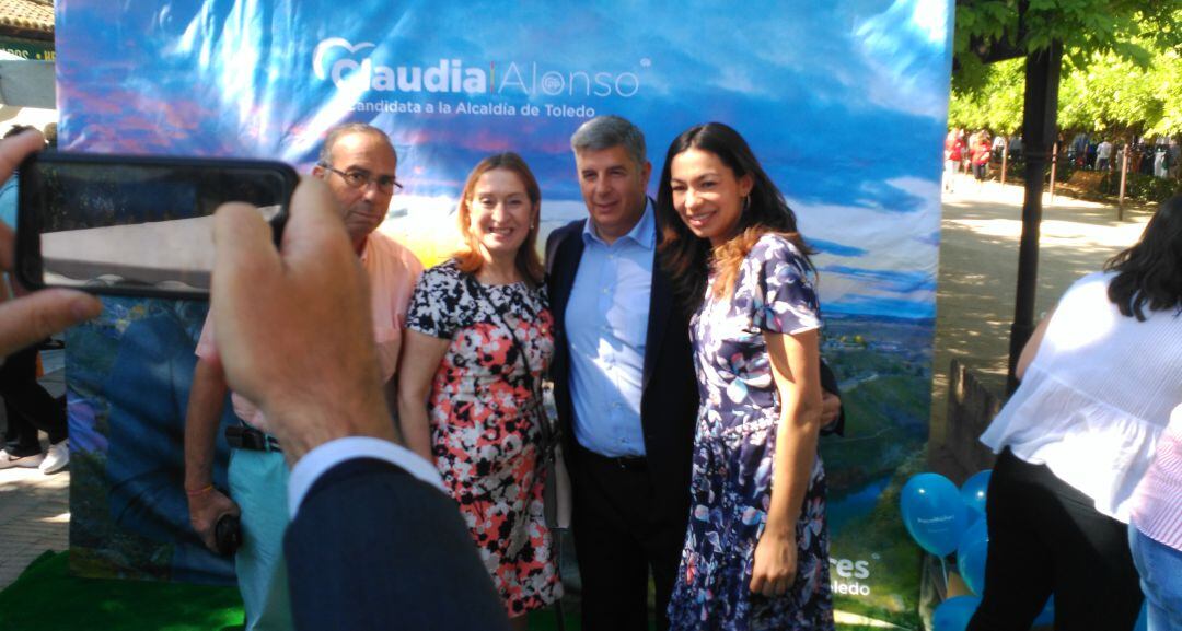 Ana Pastor en el Parque de la Vega de Toledo junto a la candidata a la alcaldía del PP, Claudia Alonso