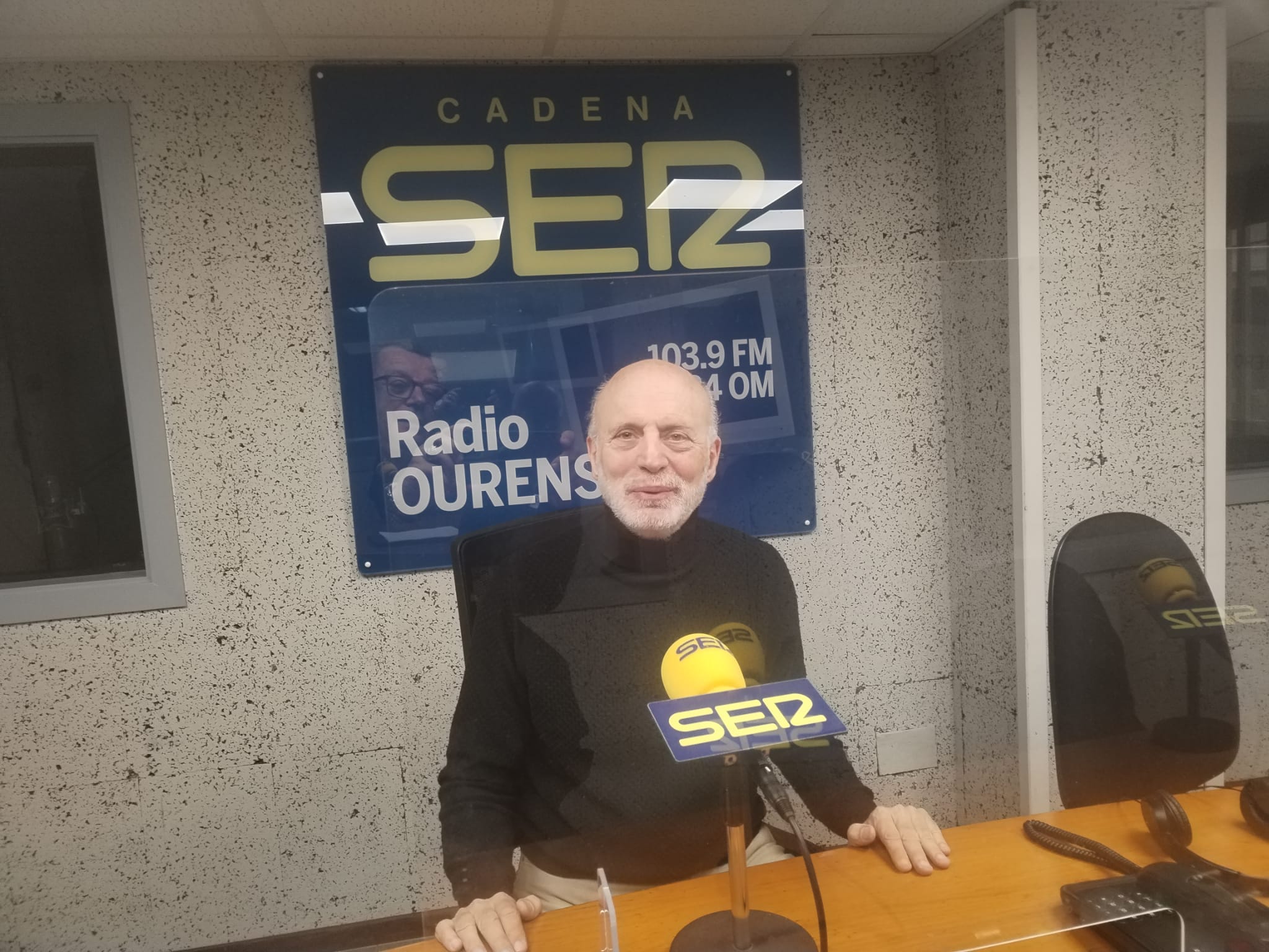 Foto de archivo. Manuel Cabezas en el estudio Ramón Puga de Radio Ourense-Cadena Ser