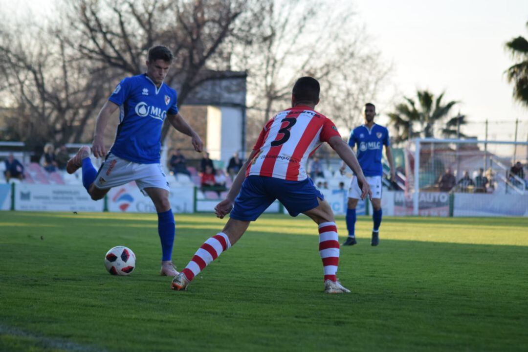 Sergio Chinchilla se dispone a golpear el balón ante David Rus