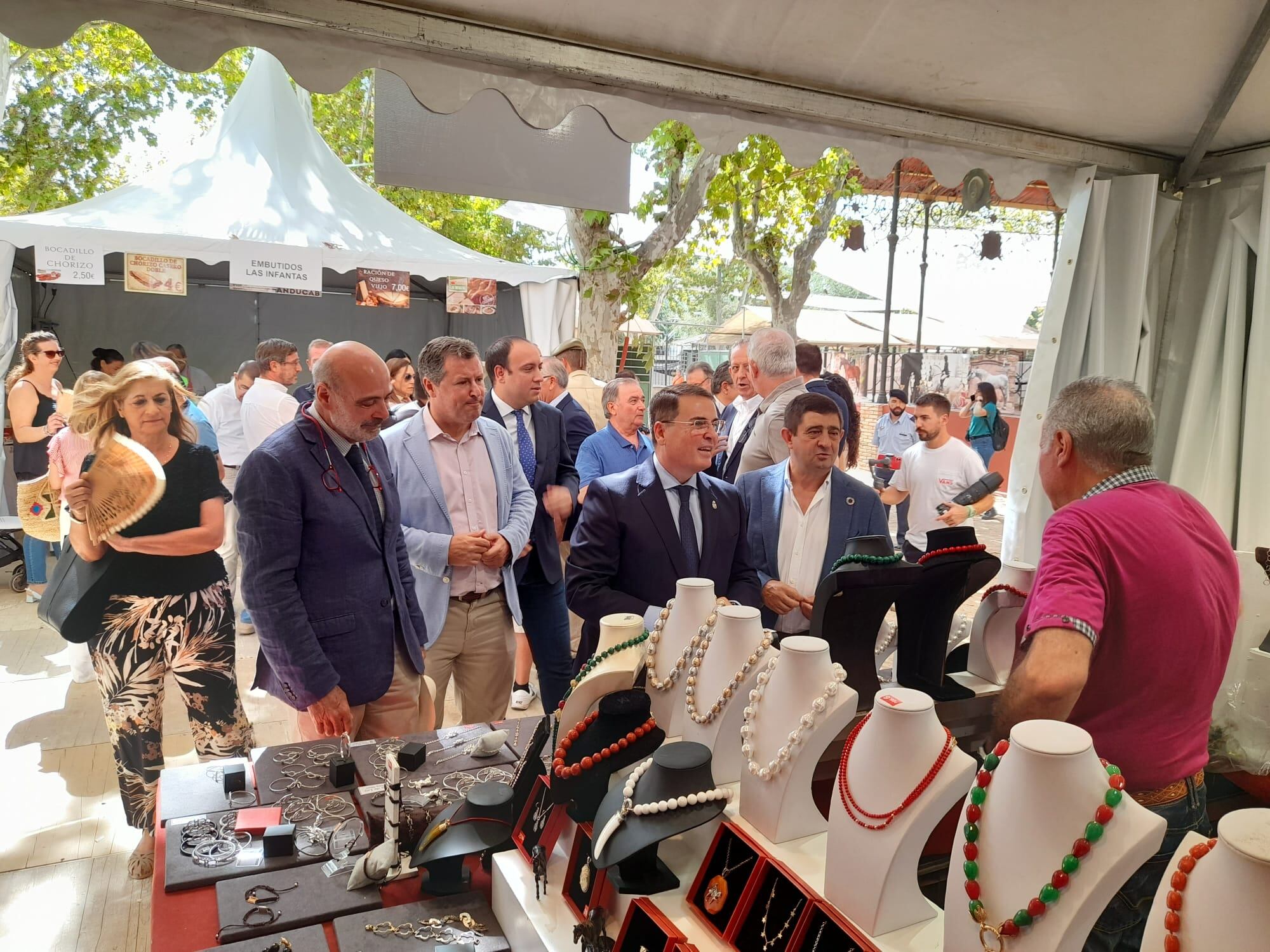 Autoridades visitando los estand de Anducab 2022.