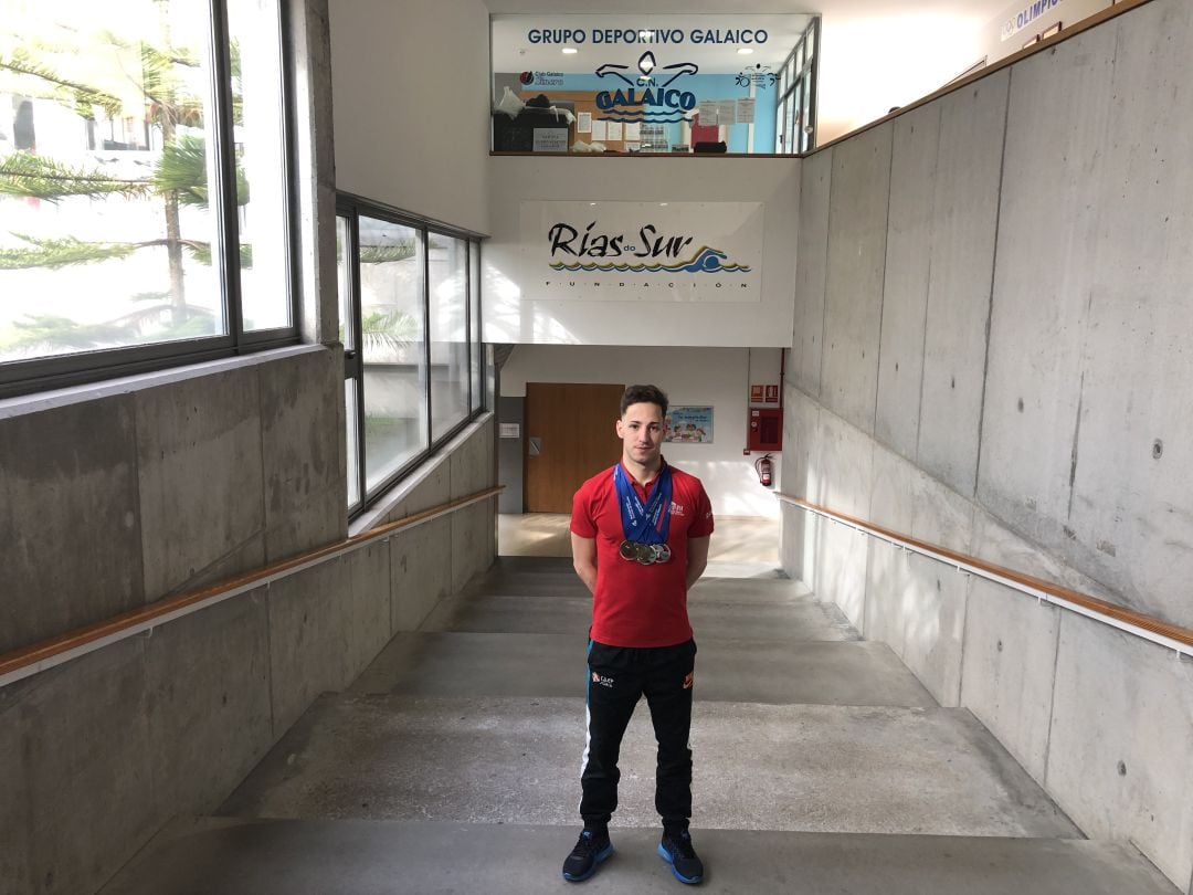 Sergio Martín Salcedo, con sus cuatro medallas en las instalaciones de la piscina de Pontevedra.