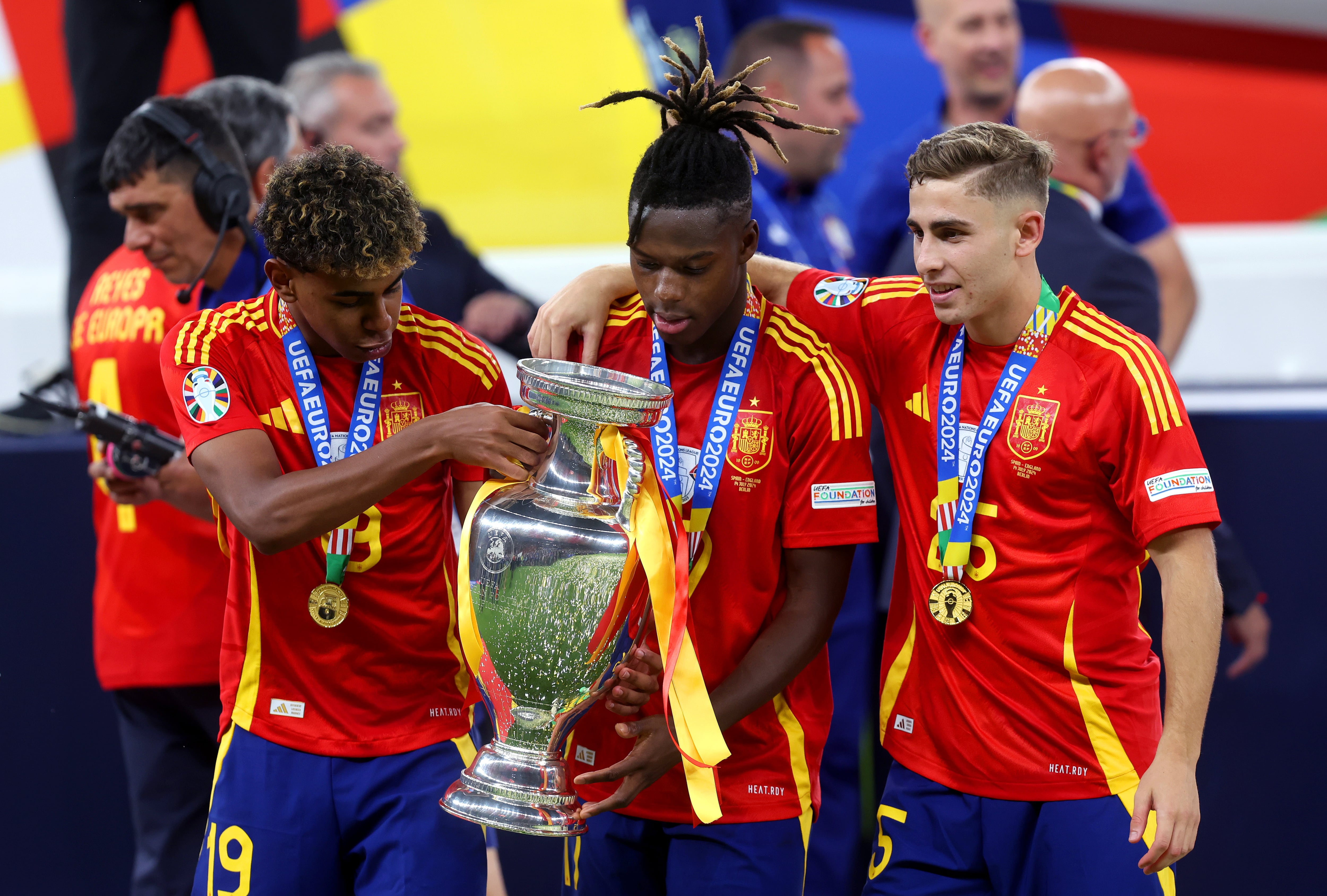 Lamine Yamal, Nico Williams y Fermín López con el trofeo de la Eurocopa 2024