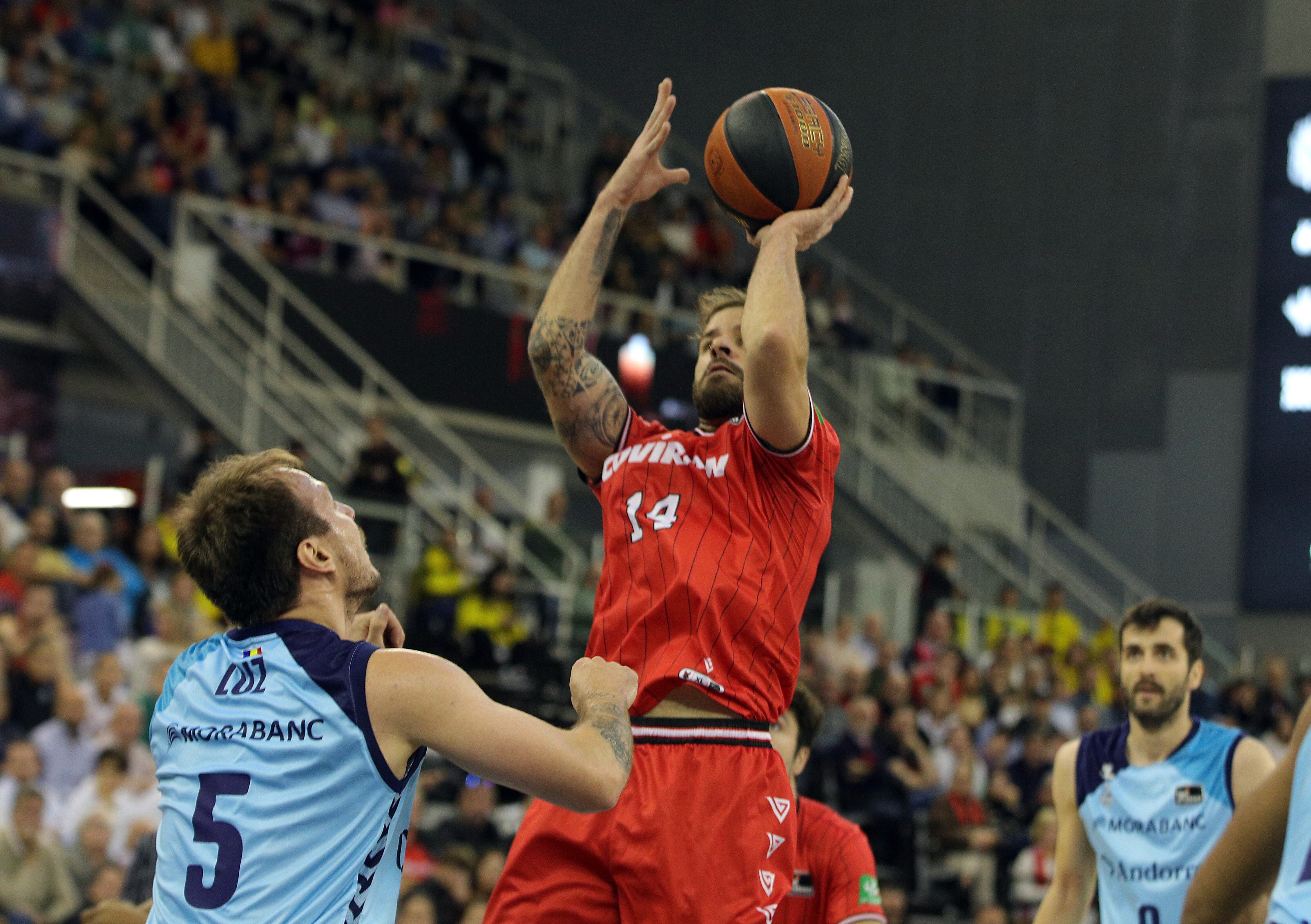 El jugador del Covirán Granada Christian Díaz i el jugador del Morabanc Andorra Rafa Luz, durant el partit de la desena jornada de la Lliga Endesa al Palacio de Deportes de Granada.