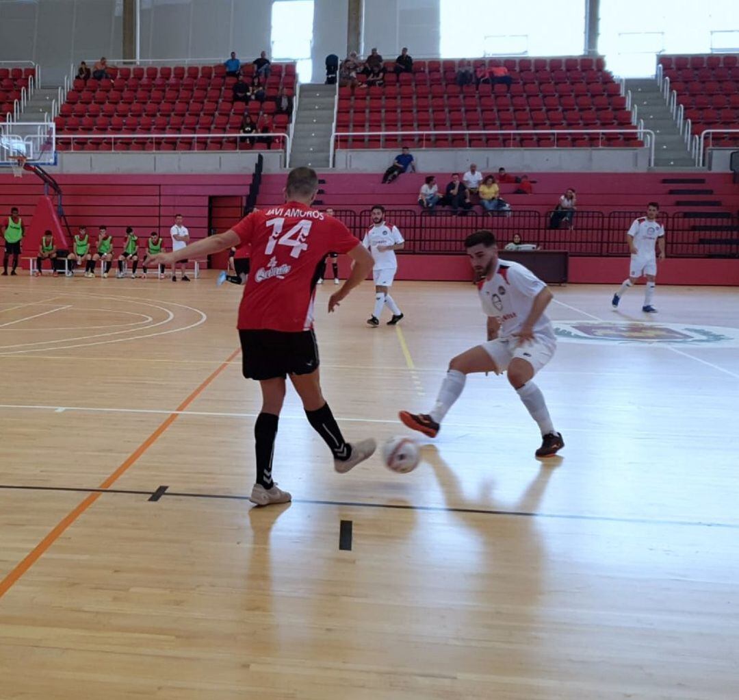 Javi Amorós intenta irse de un contario