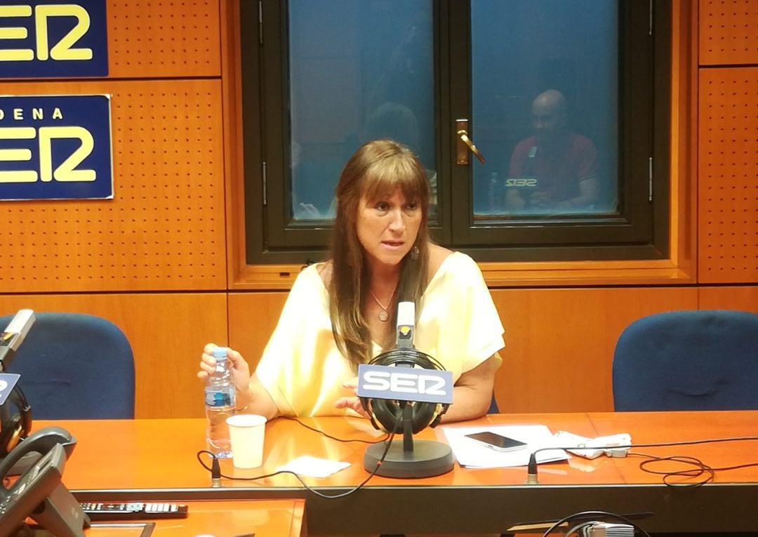 La consejera de Sanidad, en los estudios de Radio Zaragoza