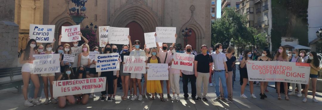 Protestas por un conservatorio digno frente al Ayuntamiento de Castelló