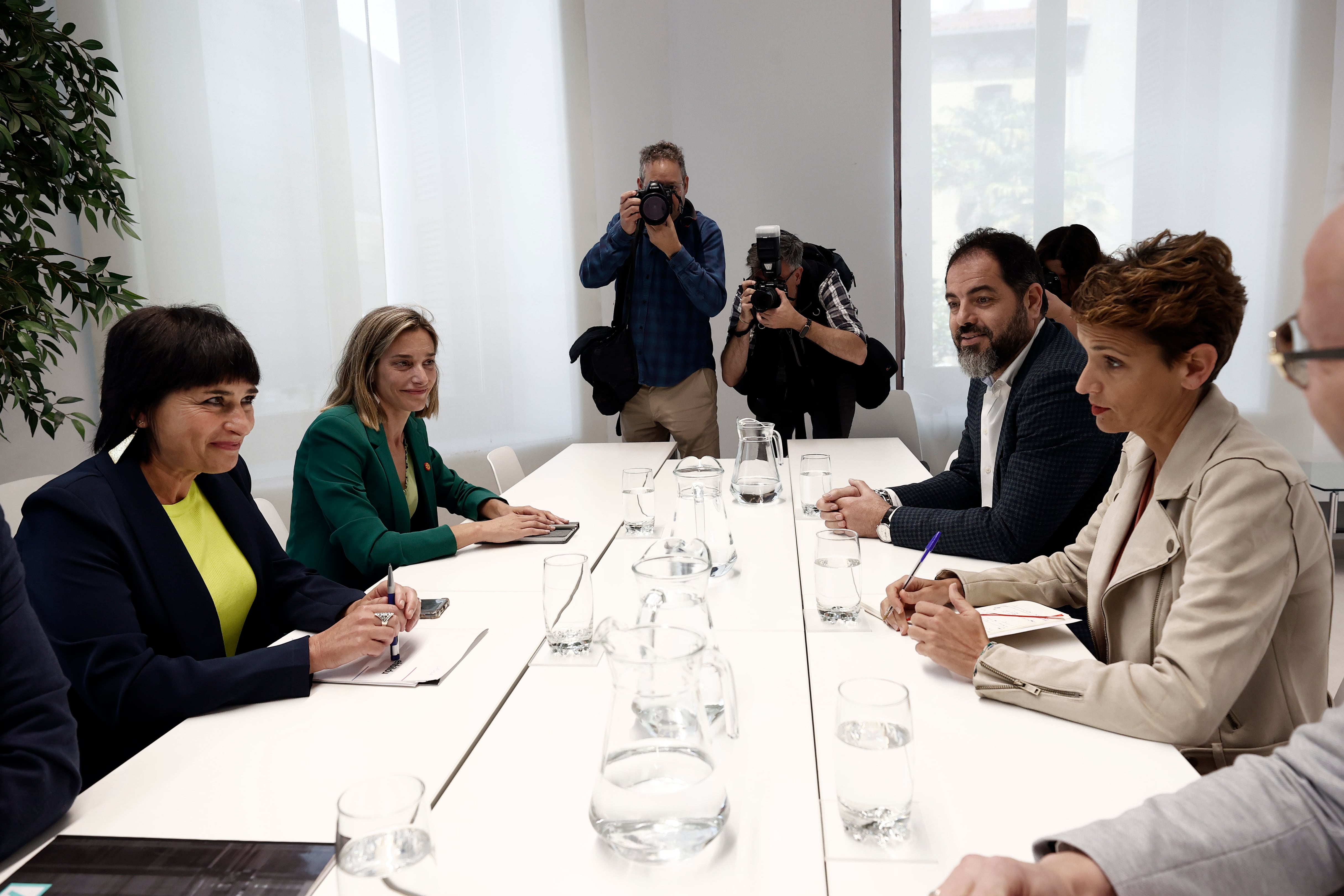 Reunión de las candidatas del PSN y EH Bildu a la presidencia del Gobierno de Navarra, María Chivite (d) y Laura Aznal (i), respectivamente.