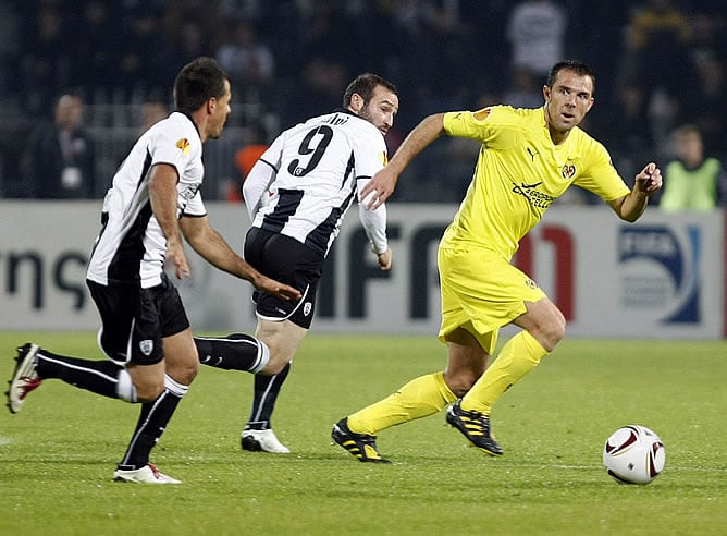 Marchena conduce un balón ante los delanteros del PAOK