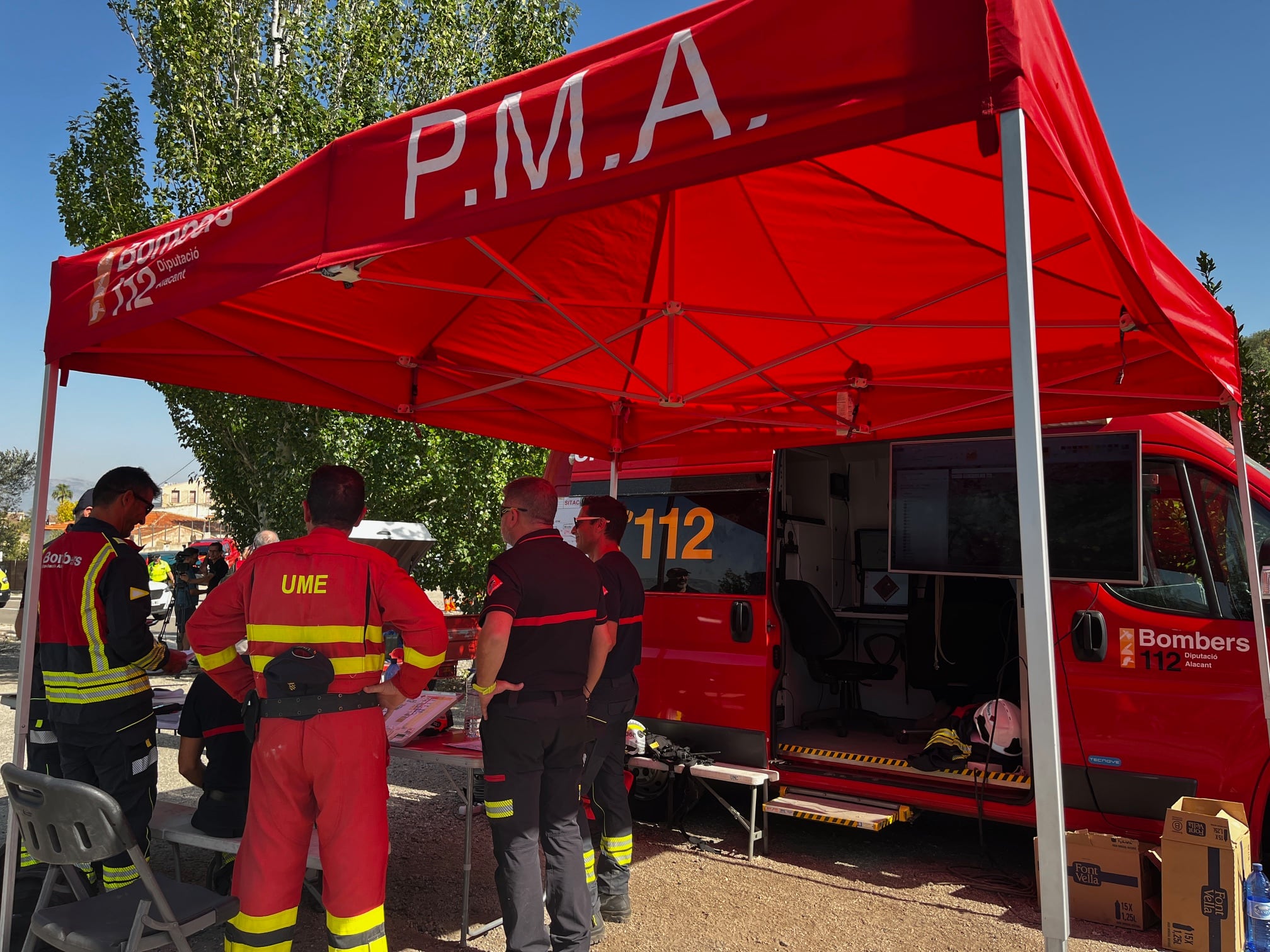 Bomberos y la UME en el Puesto de Mando Avanzado situado en Benasau.