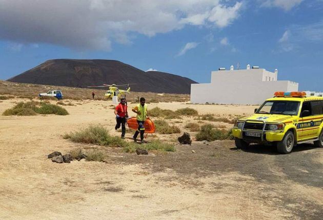 EMERLAN realizando un traslado de La Graciosa a Lanzarote.