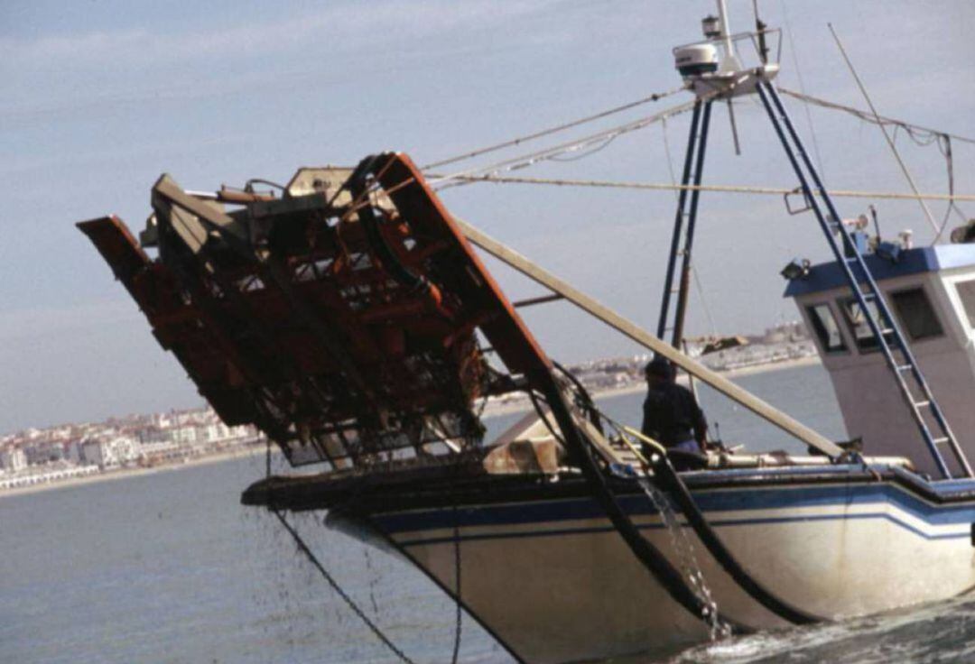 Uno de los barcos que faena en Sanlúcar de Barrameda