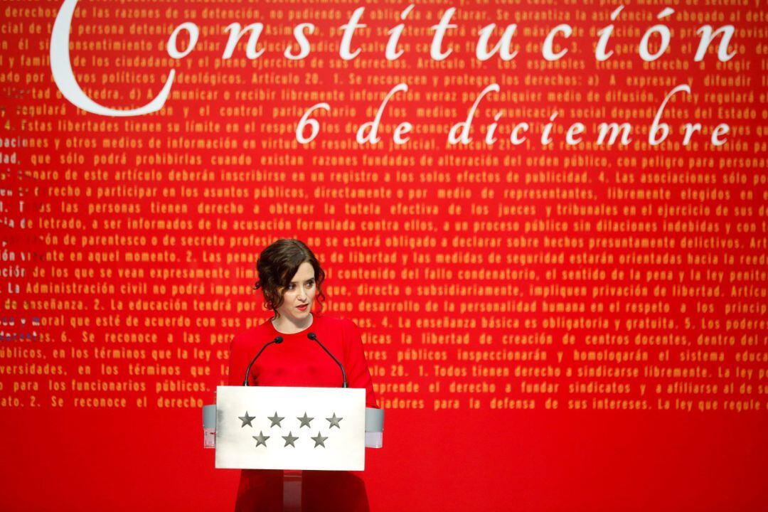 La presidenta de la Comunidad de Madrid, Isabel Díaz Ayuso (c), preside este lunes su primer acto institucional con motivo del Día de la Constitución, en la Real Casa de Correos