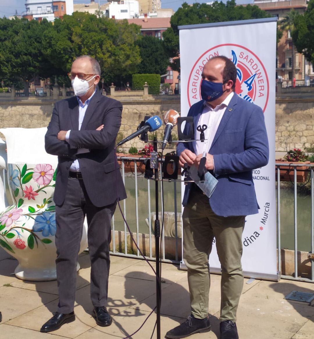 José Antonio Sánchez, Pte. Agrupación Sardinera y Juan Pablo Hernández, Pte. Federación de Peñas Huertanas, durante la presentación de las actividades de las Fiestas de Primavera 2021 en Los Molinos del Río