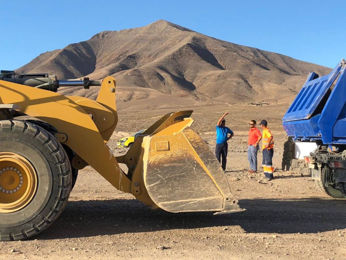 Yaiza remienda los puntos negros de la pista de tierra de Papagayo