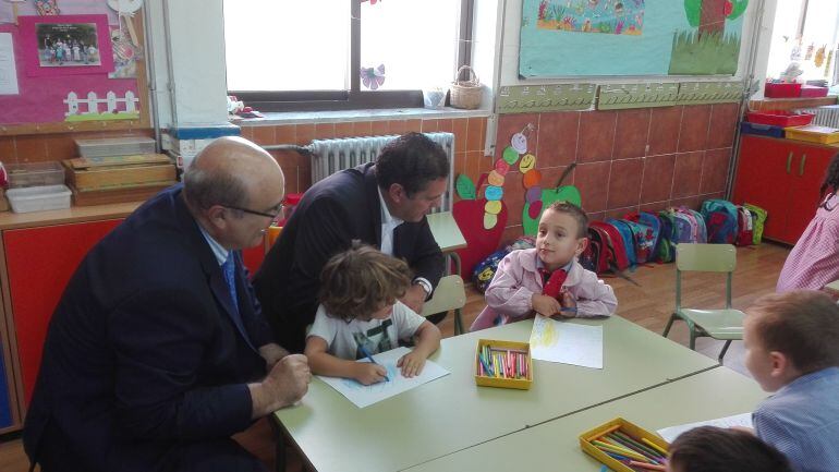 El Delegado Territorial de la Junta de Castilla y León, Alberto Castro, junto a alumnos de Educación Infantil del Colegio San José de Calasanz
