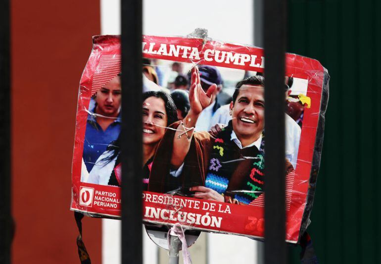 partidarios del ex mandatario peruana con una pancarta en la que se puede leer Ollanta cumplió. 