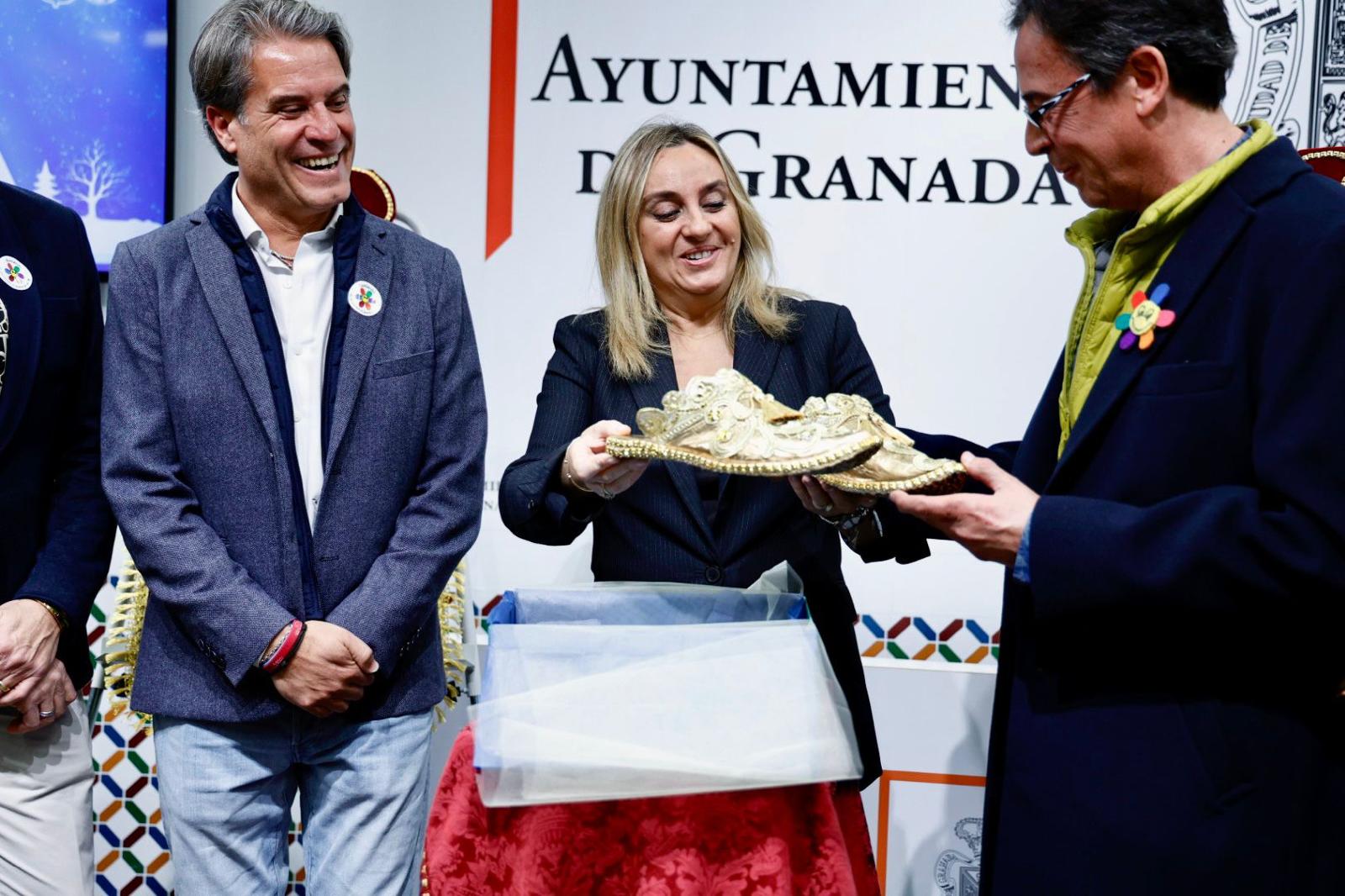 La alcaldesa de Granada, Marifrán Carazo, durante la presentación de la llegada del Heraldo Real