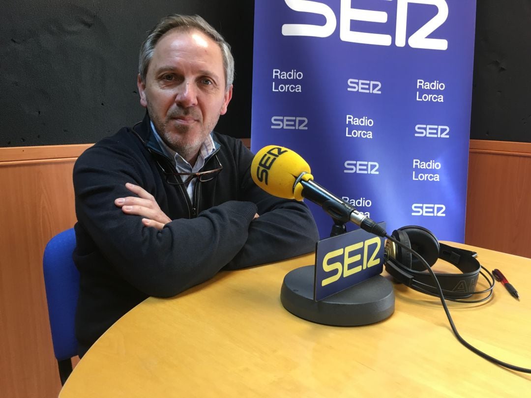 El presidente de Artelor, en los estudios de Radio Lorca.