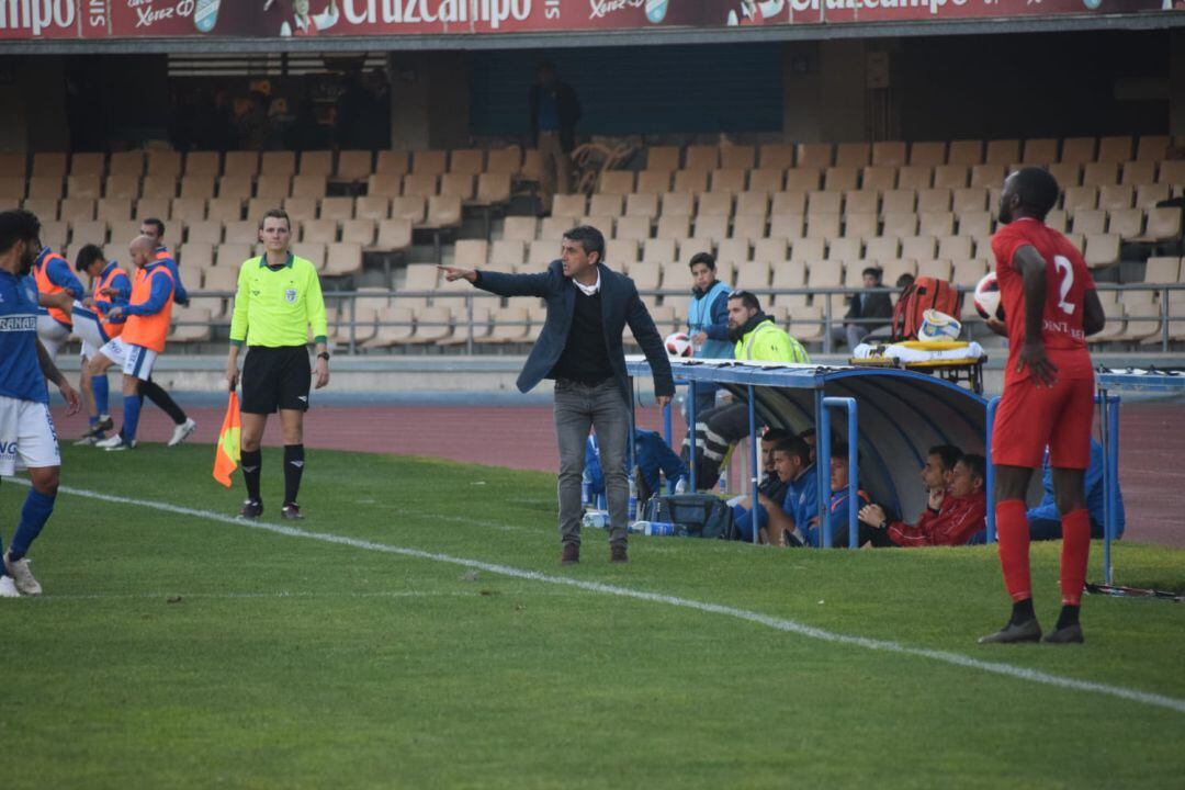 Pepe Masegosa en el área técnica muy atento al partido