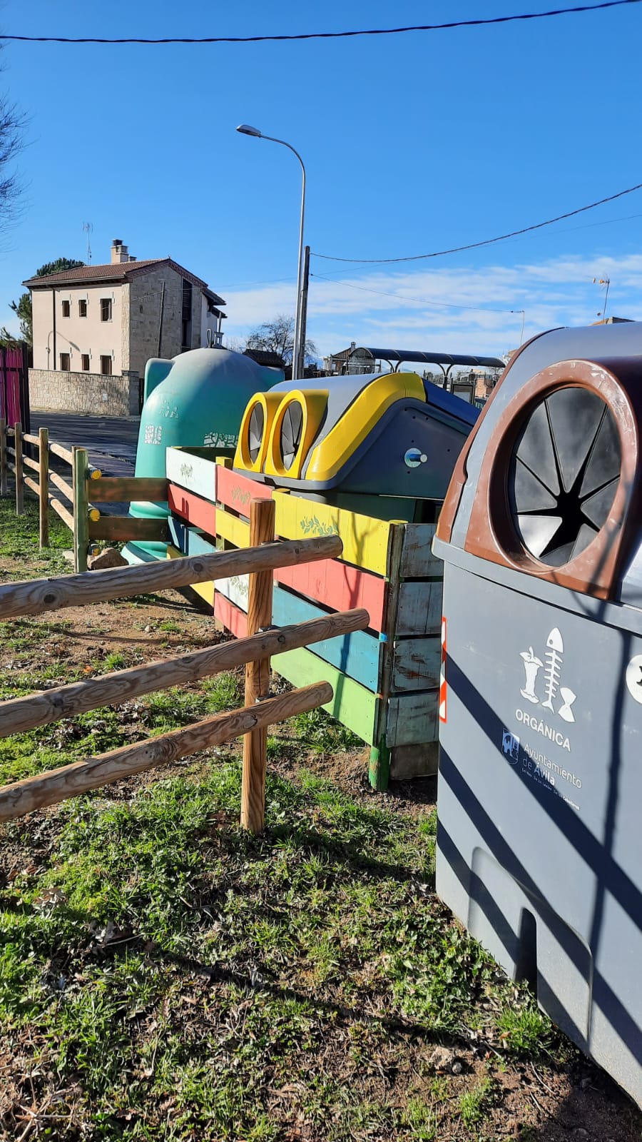 Contenedores mal ubicados en Narrillos de San Leonardo