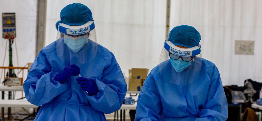 Dos sanitarias realizan pruebas Covid.