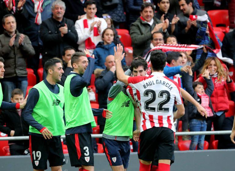 Los jugadores del Athletic celebran el gol de San José durante el encuentro entre Athletic de Bilbao y Málaga en San Mamés