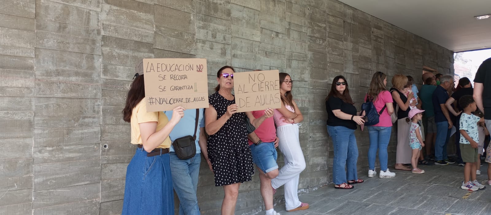 Protesta cierre aulas CEIP Piedra Machucana./Ser Ávila