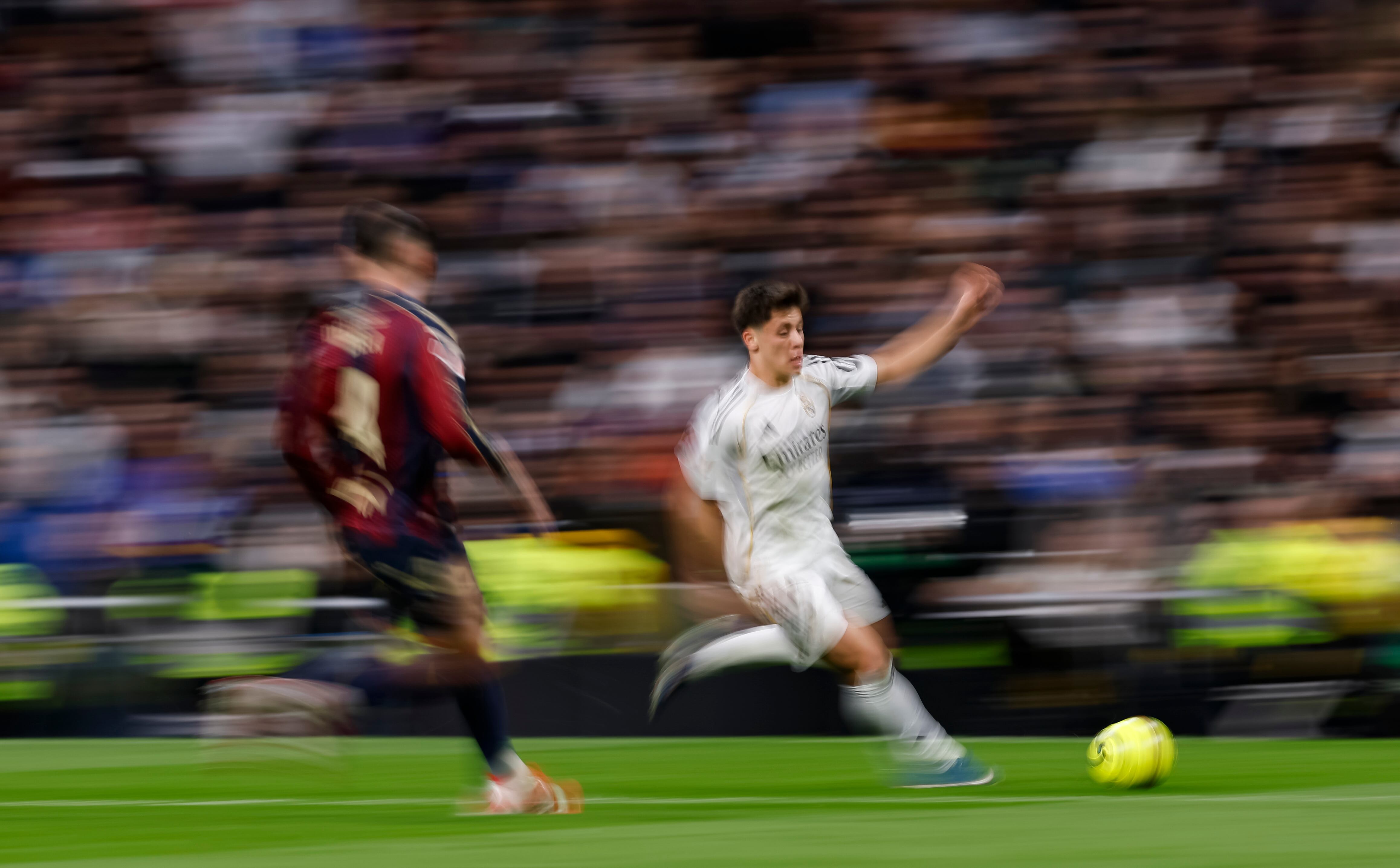Arda Güler conduce el balón a la carrera en el partido ante el Levante