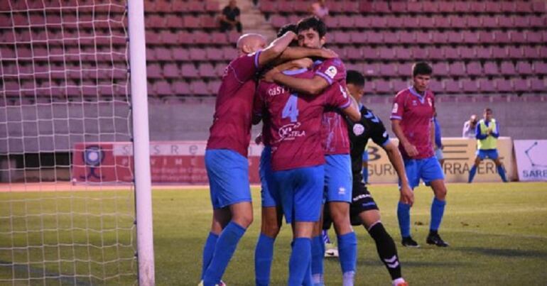 Uña y Gegunde abrazan a Piscu, autor de un soberbio gol de cabeza que cerró el triunfo del Compos