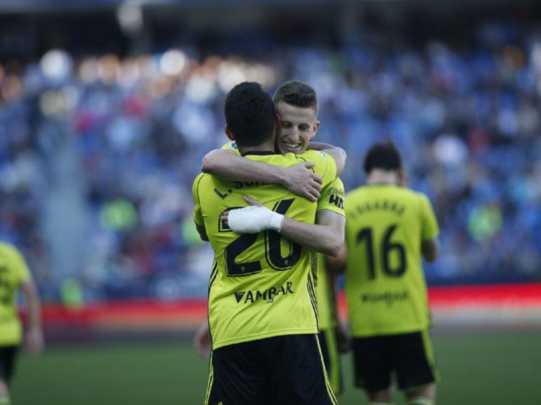 Carlos Nieto felicita a Luis Suárez por el gol al Málaga en La Rosaleda