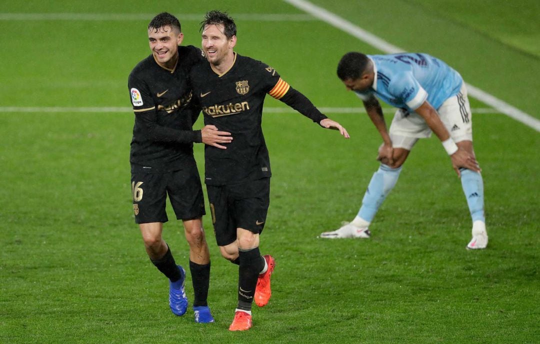 Pedri y Messi celebran un gol del FC Barcelona.