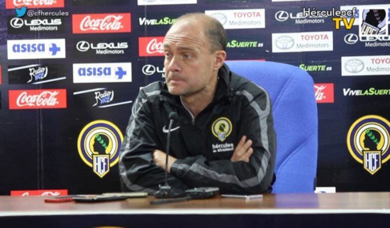 Mir durante una rueda de prensa