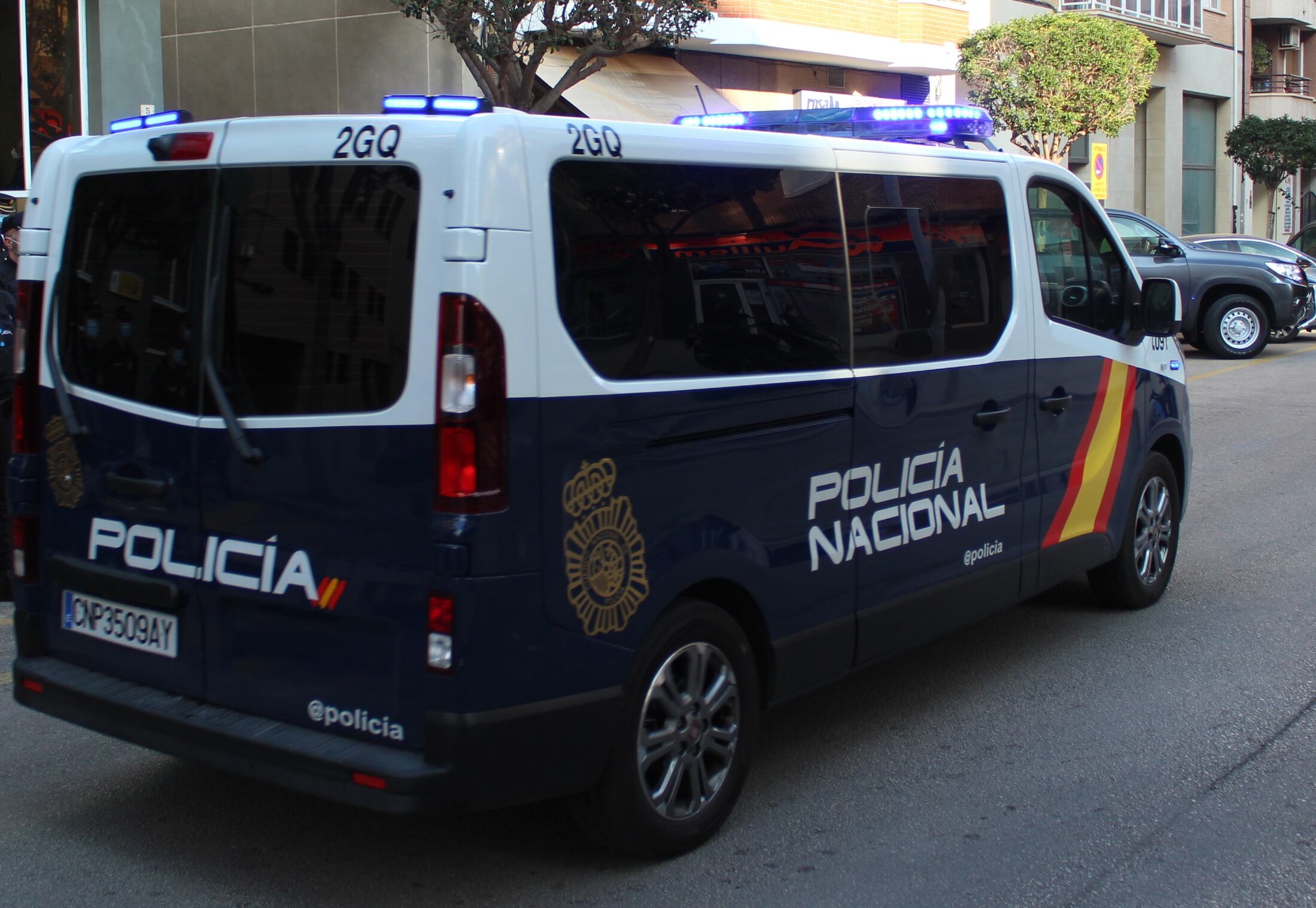 Vehículo de la Policía Nacional a las puertas de la comisaría de Valencia.