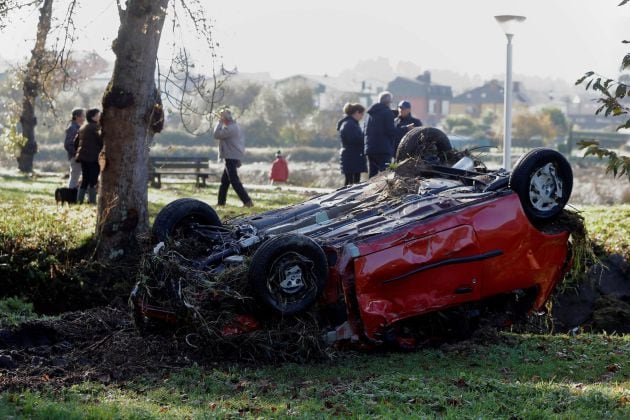 El agua arrastró varios coches en Viveiro.