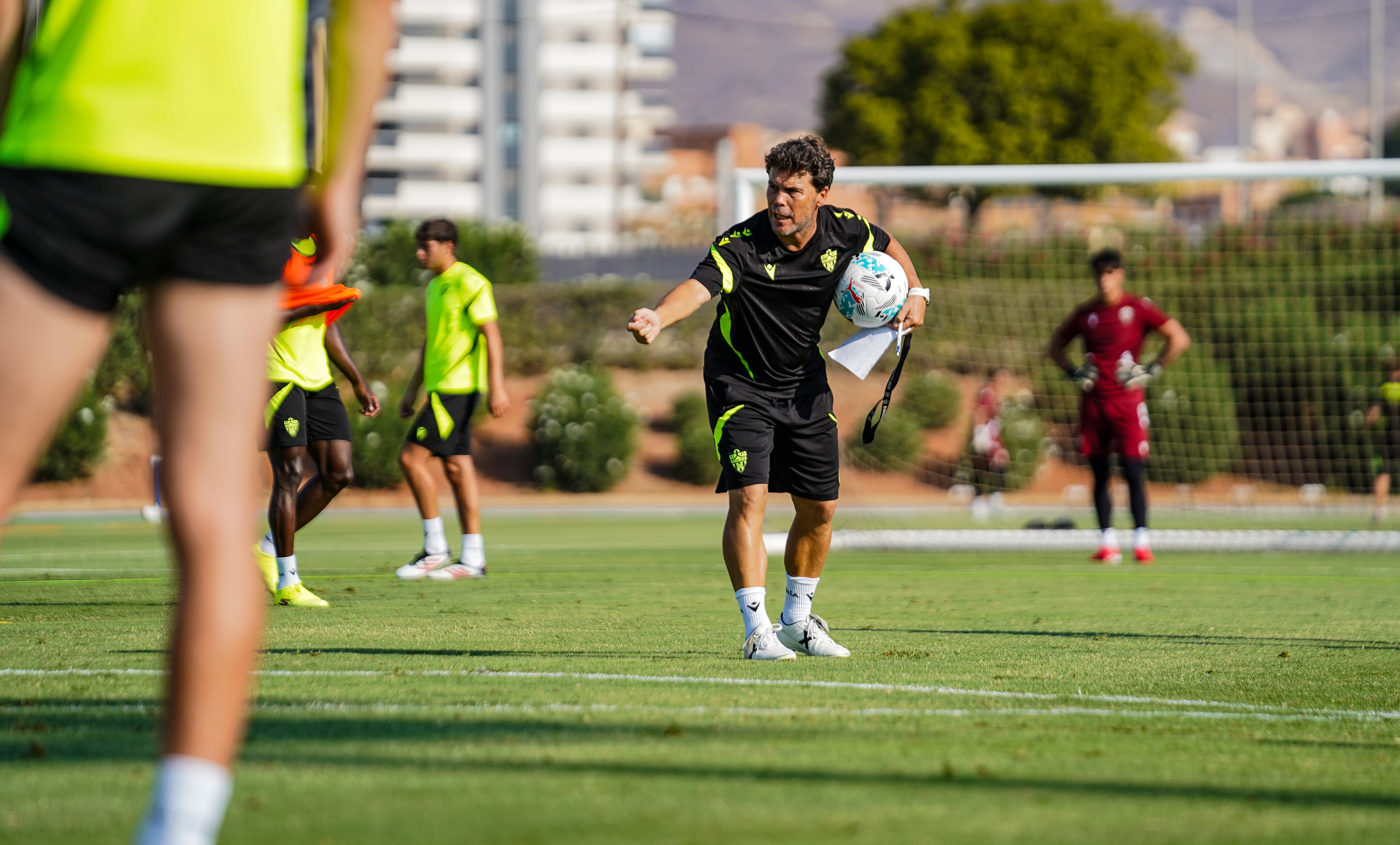 El entrenador catalán del Almería dando instrucciones en el Anexo del Estadio de los Juegos Mediterráneos.