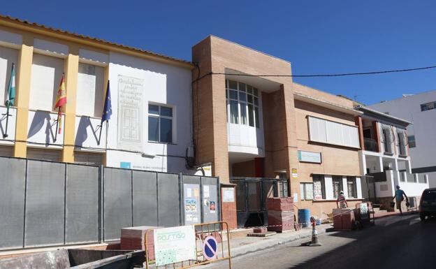 Puerta de entrada del centro educativo ubicado en calle Granada