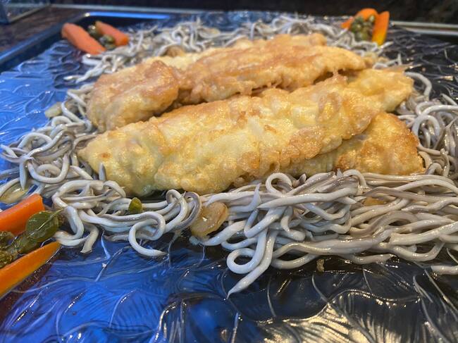 Merluza Rebozada con gulas.