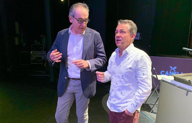 Sergio Sauca preparando su intervención en Canela Fina con uno de los responsables de Bodegas Castaño.